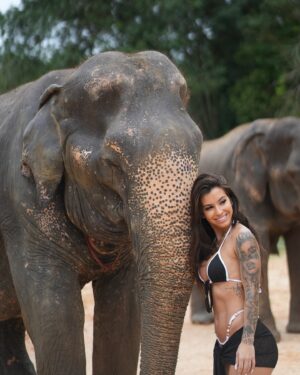 Carly Santos Instagram - A foto mais fofa que vão ver hoje 🥹🐘