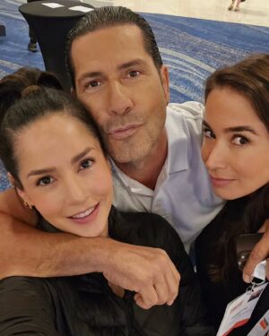 Carmen Villalobos Instagram - Explíquenme este reencuentro 😍😍😍
Ustedes que dicen? Hacemos una temporada más 😎?
LOS ADOROOOOOO @majidaissa @gregoriopernia ❤️