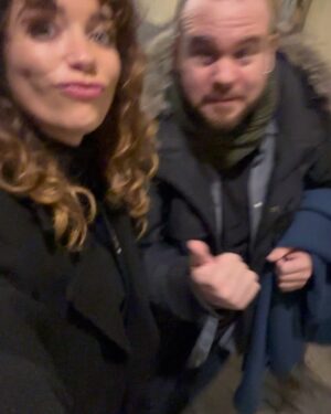 Carol Rovira Instagram - Amor, flores, nervios y jamón 
para estos días de estreno💐 
EL JEFE DEL JEFE, de Lars Von Trier, 
hasta el 26 de Enero en @elpavonteatro 🤍
Pedazo de equipo y compañer@s @lulilapri @fernandogilact @aure.sanchez @crispulocabezas #vitisuarez @ricardofhornos @violeta.nemec @marianagomezcora @polbattaglia @mp_productora @rimas.europe 🤜🏽🤛🏽
Nos vemos en el teatroww!!!