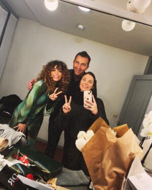 Carol Rovira Instagram - Amor, flores, nervios y jamón 
para estos días de estreno💐 
EL JEFE DEL JEFE, de Lars Von Trier, 
hasta el 26 de Enero en @elpavonteatro 🤍
Pedazo de equipo y compañer@s @lulilapri @fernandogilact @aure.sanchez @crispulocabezas #vitisuarez @ricardofhornos @violeta.nemec @marianagomezcora @polbattaglia @mp_productora @rimas.europe 🤜🏽🤛🏽
Nos vemos en el teatroww!!!