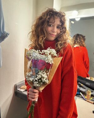 Carol Rovira Instagram - Amor, flores, nervios y jamón 
para estos días de estreno💐 
EL JEFE DEL JEFE, de Lars Von Trier, 
hasta el 26 de Enero en @elpavonteatro 🤍
Pedazo de equipo y compañer@s @lulilapri @fernandogilact @aure.sanchez @crispulocabezas #vitisuarez @ricardofhornos @violeta.nemec @marianagomezcora @polbattaglia @mp_productora @rimas.europe 🤜🏽🤛🏽
Nos vemos en el teatroww!!!