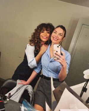 Carol Rovira Instagram - Amor, flores, nervios y jamón 
para estos días de estreno💐 
EL JEFE DEL JEFE, de Lars Von Trier, 
hasta el 26 de Enero en @elpavonteatro 🤍
Pedazo de equipo y compañer@s @lulilapri @fernandogilact @aure.sanchez @crispulocabezas #vitisuarez @ricardofhornos @violeta.nemec @marianagomezcora @polbattaglia @mp_productora @rimas.europe 🤜🏽🤛🏽
Nos vemos en el teatroww!!!