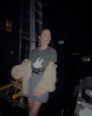 Carol Rovira Instagram - Amor, flores, nervios y jamón 
para estos días de estreno💐 
EL JEFE DEL JEFE, de Lars Von Trier, 
hasta el 26 de Enero en @elpavonteatro 🤍
Pedazo de equipo y compañer@s @lulilapri @fernandogilact @aure.sanchez @crispulocabezas #vitisuarez @ricardofhornos @violeta.nemec @marianagomezcora @polbattaglia @mp_productora @rimas.europe 🤜🏽🤛🏽
Nos vemos en el teatroww!!!