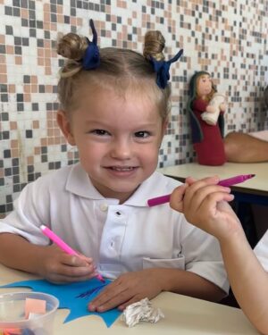 Carolina Ardohain Instagram - @anagarciamoritan Arrancando salita de 3.
🥹💕🏫📚👭