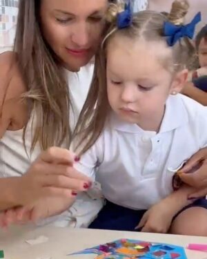 Carolina Ardohain Instagram - @anagarciamoritan Arrancando salita de 3.
🥹💕🏫📚👭