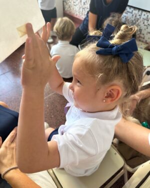 Carolina Ardohain Instagram - @anagarciamoritan Arrancando salita de 3.
🥹💕🏫📚👭