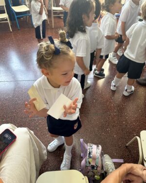 Carolina Ardohain Instagram - @anagarciamoritan Arrancando salita de 3.
🥹💕🏫📚👭