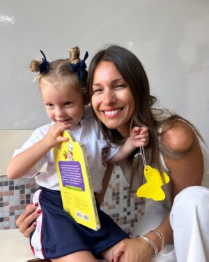 Carolina Ardohain Instagram - @anagarciamoritan Arrancando salita de 3.
🥹💕🏫📚👭