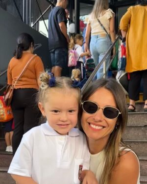 Carolina Ardohain Instagram - @anagarciamoritan Arrancando salita de 3.
🥹💕🏫📚👭