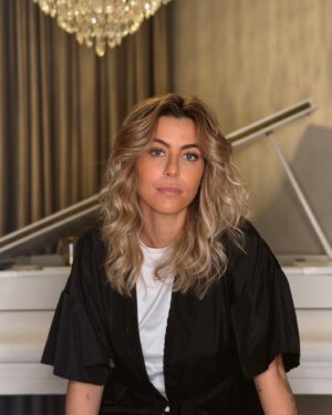 Carolina Castelinho Instagram - A amar a nova vibe de unhas mais curtas e um loiro mais natural e adequado à cor da minha raiz. 
Uma pessoa idealiza e a equipa do @xbcabeleireiros concretiza. ❤️

Cabelo pelo @marcos.oliveirahair e unhas pela @studioshaynascimento