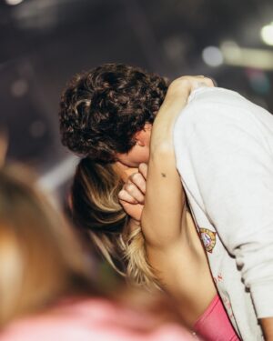 Carolina Castelinho Instagram - Music always sounds better with you 🤍
Ontem foi a nossa vez de festejar o Praia no Parque, com minha segunda família 🥹 
I love you all 🫶🏼
Fotografias pelo grande @ruivalido