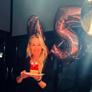 Carolina Cerezuela Instagram - Bonito es soplar velas teniendo el deseo enfrente ❤️ 

#familia #cumpleaños #45 #miequipo #amigos