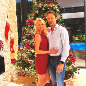 Carolina Cerezuela Instagram - La magia de la Navidad está en la magia de las personas con quien la vives 
FELIZ NAVIDAD 2024❤️

#carlosmoya #navidad #familia #tuyyo