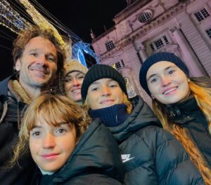 Carolina Cerezuela Instagram - Ellos son mi viaje , destino y siempre, vuelta a casa ❤️

#miequipo #diciembre en #londres 
#carlosmoya @carlamoyya
