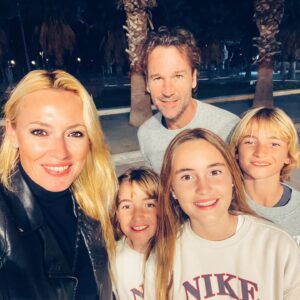 Carolina Cerezuela Instagram - Abriendo nuevas etapas. 
Siempre contigo. 
Mi equipo ❤️ 

#carlosmoya #etapas #vida #hoy #familia #❤️