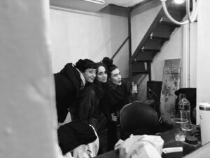Carolina Kopelioff Instagram - Teatro y amistad 🫂
Últimas funciones de @untirocadauno 
Miércoles 21h en @dumont4040 
Entradas por alternativateatral.com.ar