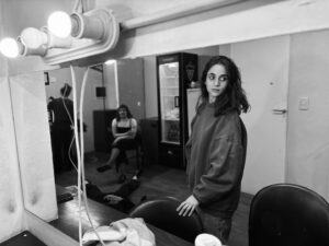 Carolina Kopelioff Instagram - Teatro y amistad 🫂
Últimas funciones de @untirocadauno 
Miércoles 21h en @dumont4040 
Entradas por alternativateatral.com.ar