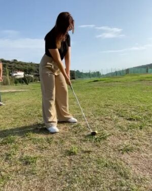 Carolina Torres Instagram - Comecei a jogar golfe porque a @fpgolfe_oficial me convidou em conjunto com os grandes @o_unas e @heldertavaares a fazer um programa. A ideia era que o golfe fosse mais acessível, que as pessoas percebessem que podiam só jogar ou experimentar, que se sentissem bem-vindas e que não fosse um desporto praticado maioritariamente por turistas. Hoje vejo no @golfejamor pessoas diferentes, mais novas, que nunca jogaram e sinto que fiz um bocadinho parte disso, provavelmente 0,1% mas não deixa de me dar orgulho. Obrigada ao @mfrancosousa por me ter dado a oportunidade de fazer parte disto e ao @tiagoosorio por me ter dado o swing mais bonito do país (shiu eu é que sei!!) 
Este primeiro em saltos e vestido era suposto ser a brincar e foi provavelmente o meu melhor drive 😅