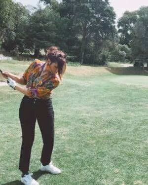 Carolina Torres Instagram - Comecei a jogar golfe porque a @fpgolfe_oficial me convidou em conjunto com os grandes @o_unas e @heldertavaares a fazer um programa. A ideia era que o golfe fosse mais acessível, que as pessoas percebessem que podiam só jogar ou experimentar, que se sentissem bem-vindas e que não fosse um desporto praticado maioritariamente por turistas. Hoje vejo no @golfejamor pessoas diferentes, mais novas, que nunca jogaram e sinto que fiz um bocadinho parte disso, provavelmente 0,1% mas não deixa de me dar orgulho. Obrigada ao @mfrancosousa por me ter dado a oportunidade de fazer parte disto e ao @tiagoosorio por me ter dado o swing mais bonito do país (shiu eu é que sei!!) 
Este primeiro em saltos e vestido era suposto ser a brincar e foi provavelmente o meu melhor drive 😅