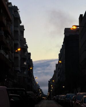 Carolina Yuste Instagram - Lo que me gusta.
La curvatura de la luz 
La consciencia como condición del tiempo y el espacio La Luna
Los domingos
