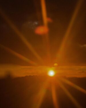 Carolina Yuste Instagram - Lo que me gusta.
La curvatura de la luz 
La consciencia como condición del tiempo y el espacio La Luna
Los domingos