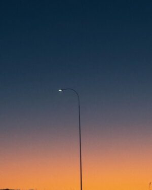Carolina Yuste Instagram - Lo que me gusta.
La curvatura de la luz 
La consciencia como condición del tiempo y el espacio La Luna
Los domingos