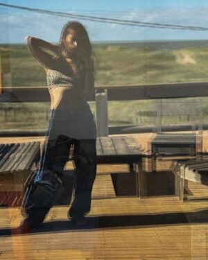 Carolina Yuste Instagram - Dicen que Dios está en todas partes, pero que tiene su sede en Buenos Aires. 
Y que el Monte VI de Este a Oeste está ya cerca del verano. 
Me gusta 

Volver no volviendo. 🤍