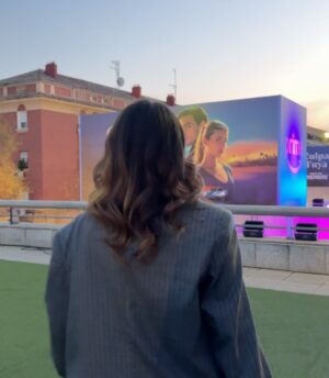 Caroline Ambrosini Instagram - Culpa Tuya aka À Contre Sens 2, première Madrid 🔥
 
Quelle avant-première de malade, à laquelle j’ai pu assister. Le deuxième volet de cette saga est juste fou. Entre dramas, émotions, voitures, vous allez être servis. J’ai adoré et j’ai hâte qu’il sorte pour le re-regarder. 

Merci à @primevideofr pour cette magnifique invitation. Merci de me faire vivre des moments fous et inoubliables et merci de votre confiance. Je n’aurai pas pu rêver mieux que de travailler avec vous, à vos côtés. 

Petit message à @camisandra_off d’avoir rendu ce séjour spécial par leur présence, leur bienveillance et amour, je vous kiff les copaings 🫶🏼

Le film « À Contre-Sens 2 » sort le 27 Décembre sur Prime Vidéo, notez bien ça dans vos agendas. 

Culpables para siempre 🔥