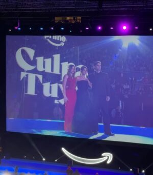 Caroline Ambrosini Instagram - Culpa Tuya aka À Contre Sens 2, première Madrid 🔥
 
Quelle avant-première de malade, à laquelle j’ai pu assister. Le deuxième volet de cette saga est juste fou. Entre dramas, émotions, voitures, vous allez être servis. J’ai adoré et j’ai hâte qu’il sorte pour le re-regarder. 

Merci à @primevideofr pour cette magnifique invitation. Merci de me faire vivre des moments fous et inoubliables et merci de votre confiance. Je n’aurai pas pu rêver mieux que de travailler avec vous, à vos côtés. 

Petit message à @camisandra_off d’avoir rendu ce séjour spécial par leur présence, leur bienveillance et amour, je vous kiff les copaings 🫶🏼

Le film « À Contre-Sens 2 » sort le 27 Décembre sur Prime Vidéo, notez bien ça dans vos agendas. 

Culpables para siempre 🔥