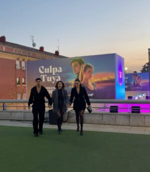 Caroline Ambrosini Instagram - Culpa Tuya aka À Contre Sens 2, première Madrid 🔥
 
Quelle avant-première de malade, à laquelle j’ai pu assister. Le deuxième volet de cette saga est juste fou. Entre dramas, émotions, voitures, vous allez être servis. J’ai adoré et j’ai hâte qu’il sorte pour le re-regarder. 

Merci à @primevideofr pour cette magnifique invitation. Merci de me faire vivre des moments fous et inoubliables et merci de votre confiance. Je n’aurai pas pu rêver mieux que de travailler avec vous, à vos côtés. 

Petit message à @camisandra_off d’avoir rendu ce séjour spécial par leur présence, leur bienveillance et amour, je vous kiff les copaings 🫶🏼

Le film « À Contre-Sens 2 » sort le 27 Décembre sur Prime Vidéo, notez bien ça dans vos agendas. 

Culpables para siempre 🔥