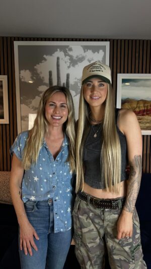Caroline Hobby Instagram - Imagine you only get one shot to meet @shaniatwain and perform for her. What do you do? Obviously you pull out the bagpipes and belt out ‘Any Man of Mine’—because why not? That’s exactly what @alliwalker did… and it worked! 

Tune in now to @getrealcarolinehobby to hear/watch the full episode. Link in bio 🎧