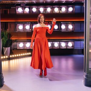 Carrie Preston Instagram - Catch my chat with Kelly on @kellyclarksonshow TODAY! Check your local listings. ♥️♥️

Styled by @andrewgelwicks dressed by @k.gleason4 
HMU @charlottebourgeoismakeup 
Dress: @aliceandolivia 
Boots: @aldo_shoes 
Earrings: @guitam_jewelry 
Ring: @tanyafarahjewels 
Necklace: @grownbrilliance