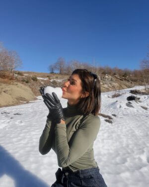 Cata Freer Instagram - Capturing the in-between moments that mean everything ❄️ My heart is happy and at peace 🫶🏻✨🤍 Merry Christmas I love you all 🎄🩷🫶🏻