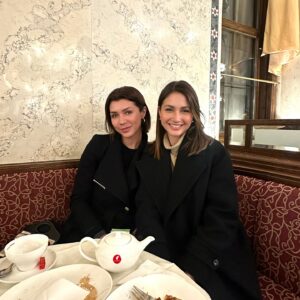Cata Freer Instagram - Happy bday to the one and only! Te amo mucho mi @rebefreer 🥹🥰❤️ pronto nos vemos para celebrar y viajar más y celebrar todos tus exquisitos este año! Soy la hermana más orgullosa 🥹😭🫶🏻✨ Te amo!!