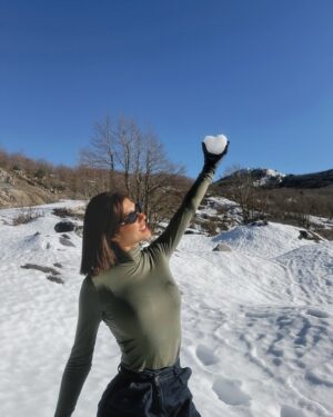 Cata Freer Instagram - Capturing the in-between moments that mean everything ❄️ My heart is happy and at peace 🫶🏻✨🤍 Merry Christmas I love you all 🎄🩷🫶🏻