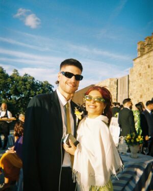 Catarina Filipe Instagram - Fui revelar as fotos do casamento da @adri.silvaaa e do @guialface 🎞️

1. Cãibra no pé no meio da pista 
2. As amigas   o dedo do viny 
3. A melhor foto que tenho do meu homem 
4. Depois da 4ª cãibra desisti de dançar mas trouxe uma cadeira para a pista 
5 e 6. Os noivos 💃🏻🕺🏻
7. As 4 patinhas 
8. Haja uma foto em que estamos sóbrios 
9. Metade da squad goals