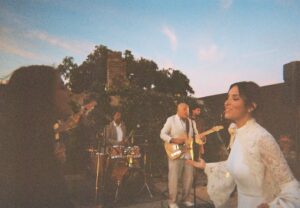 Catarina Filipe Instagram - Fui revelar as fotos do casamento da @adri.silvaaa e do @guialface 🎞️

1. Cãibra no pé no meio da pista 
2. As amigas   o dedo do viny 
3. A melhor foto que tenho do meu homem 
4. Depois da 4ª cãibra desisti de dançar mas trouxe uma cadeira para a pista 
5 e 6. Os noivos 💃🏻🕺🏻
7. As 4 patinhas 
8. Haja uma foto em que estamos sóbrios 
9. Metade da squad goals