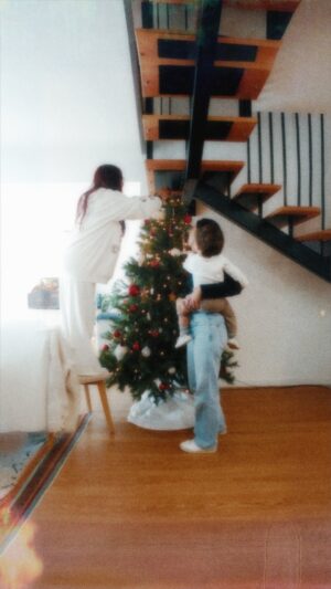 Catarina Filipe Instagram - Esta árvore de Natal tem mais de 30 anos, emigrou connosco e agora também faz parte do Natal deste pequeno nugget 🥹🎄✨