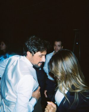 Catarina Filipe Instagram - Fui revelar as fotos do casamento da @adri.silvaaa e do @guialface 🎞️

1. Cãibra no pé no meio da pista 
2. As amigas   o dedo do viny 
3. A melhor foto que tenho do meu homem 
4. Depois da 4ª cãibra desisti de dançar mas trouxe uma cadeira para a pista 
5 e 6. Os noivos 💃🏻🕺🏻
7. As 4 patinhas 
8. Haja uma foto em que estamos sóbrios 
9. Metade da squad goals