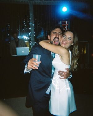 Catarina Filipe Instagram - Fui revelar as fotos do casamento da @adri.silvaaa e do @guialface 🎞️

1. Cãibra no pé no meio da pista 
2. As amigas   o dedo do viny 
3. A melhor foto que tenho do meu homem 
4. Depois da 4ª cãibra desisti de dançar mas trouxe uma cadeira para a pista 
5 e 6. Os noivos 💃🏻🕺🏻
7. As 4 patinhas 
8. Haja uma foto em que estamos sóbrios 
9. Metade da squad goals