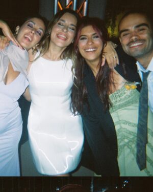 Catarina Filipe Instagram - Fui revelar as fotos do casamento da @adri.silvaaa e do @guialface 🎞️

1. Cãibra no pé no meio da pista 
2. As amigas   o dedo do viny 
3. A melhor foto que tenho do meu homem 
4. Depois da 4ª cãibra desisti de dançar mas trouxe uma cadeira para a pista 
5 e 6. Os noivos 💃🏻🕺🏻
7. As 4 patinhas 
8. Haja uma foto em que estamos sóbrios 
9. Metade da squad goals