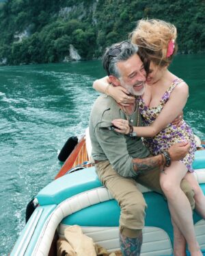 Catherine Davydzenka Instagram - Été tu nous manques déjà, mais nous savons que nous nous reverrons l’année prochaine 🏖️🐚☀️Mon amour … que je t’aime @stephane_blancafort ❤️

Et vous votre saison préférée ?
-
📸 @denisguignebourg