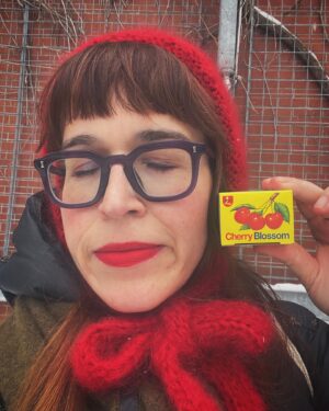 Catherine Ethier Instagram - La cerise de jadis, au Couche-Tard St-Denis/Laurier, si tu veux lui donner un petit bec une dernière fois 🍒🍫