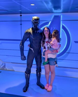 Catherine Francoeur Instagram - Petit photo dump de notre croisière à bord du Disney Treasure ! 3 jours au total - la journée du départ, une journée sur l'île privée de Disney aux Bahamas, Castaway Cay, et une journée en mer ! 🚢

1- La dernière fois que j'ai mis les pieds sur une plage, c'était en 2020. 🤭 (Vous dire, je n'avais même pas de maillot de bain)
2- Les épaules de papa pour mieux voir Mickey 👏🏻
3- Les petits détails partout sur le bateau 
4- "Ça c'est mon princesse PRÉFÉRÉE!!! - Julia, 2024
5- "Ça c'est mon Mickey" 
6- Castaway Cay
7- Première fois sur la plage pour Julia 🥹🤍
8- Le premier de beaucoup trop de cornets
9- Le coucher de soleil en plein milieu de l'océan ✨🌄
10- Notre cabine
11- Les portes magnétiques qui permettent de les décorer au gré de nos envies : ma préférée de tout le bateau celle-là !
12-13-14 - Le bonheur que peut apporter des paysages comme ça !
15 - J'ai vu mon avenger préféré : Black Panther !!! 🐈‍⬛

On a un vlog qui s'en vient prochainement sur notre expérience, ce qu'on a aimé et un peu moins 🤍🚢🫶🏻
* invitation média #DisneyTreasure #DisneyCruise
@disneycruiseline