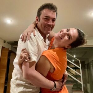 Catherine Mazoyer Instagram - Recibimos este 2025 con risas, amor y familia. 
Feliz año para todos!
@raul_ars2 ❤️