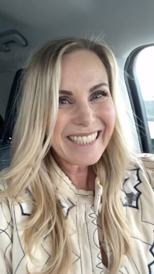 Catherine Sutherland Instagram - @megaconorlando is right around the corner! 
February 6-8 Booth #4171
Come and see @nakiaburrise @karanashley @stevecardenaspr and me at the @rangerstop_convention booth!
It’s Morphin Time🙌🏼

#catherinesutherland #PinkRanger #Onceandalways #KatherineHillard #Mightymorphinpowerrangers #zeo #Turbo #PinkRangerPower #Pterodactyl #cranezord #powerrangersplayback  #nakiaburrise #karanashley #stevecardenas #itsmorphintime⚡️