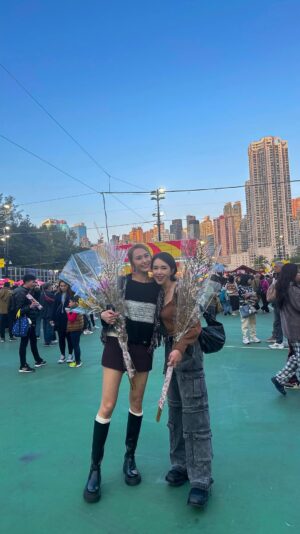 Cecilia So Instagram - 我地復合喇😭
都唔知幾耐無一齊出過街
今次一齊行花市行個大運
有人話買滴滴金增財運🤔
有人以為五代同堂係滴滴金
但其實大家想搵果樣嘢叫 串 串 金 ！
呢兩位小姐真係大鄉里🤗
但最後都講價成功 多謝Tony🫶🏻
串串金 要努力開花 富貴榮華啊

#年宵 #花市 #iloveyousolaishan
