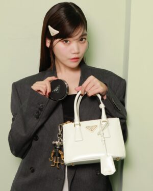 Cent Chihiro Chittiii Instagram - @pradabeauty 

Prada Re-Nylonで作られたデザインが革新的な
プラダビューティの美容液クッションファンデーション
"プラダ メッシュ クッション"が 1月15日に
先行発売されるそうで体験にいってきました✴︎
美容液たっぷり入ったファンデーションで
肌にも負担をかけずに薄づきの素肌感が
とーってもよかった

@megumikuji_luckhair 
@koromoishigaya 

#pradabeauty 
#プラダビューティ
#pr