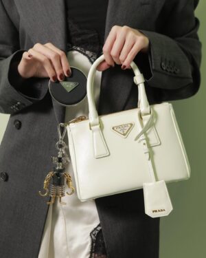 Cent Chihiro Chittiii Instagram - @pradabeauty 

Prada Re-Nylonで作られたデザインが革新的な
プラダビューティの美容液クッションファンデーション
"プラダ メッシュ クッション"が 1月15日に
先行発売されるそうで体験にいってきました✴︎
美容液たっぷり入ったファンデーションで
肌にも負担をかけずに薄づきの素肌感が
とーってもよかった

@megumikuji_luckhair 
@koromoishigaya 

#pradabeauty 
#プラダビューティ
#pr