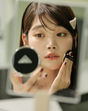 Cent Chihiro Chittiii Instagram - @pradabeauty 

Prada Re-Nylonで作られたデザインが革新的な
プラダビューティの美容液クッションファンデーション
"プラダ メッシュ クッション"が 1月15日に
先行発売されるそうで体験にいってきました✴︎
美容液たっぷり入ったファンデーションで
肌にも負担をかけずに薄づきの素肌感が
とーってもよかった

@megumikuji_luckhair 
@koromoishigaya 

#pradabeauty 
#プラダビューティ
#pr